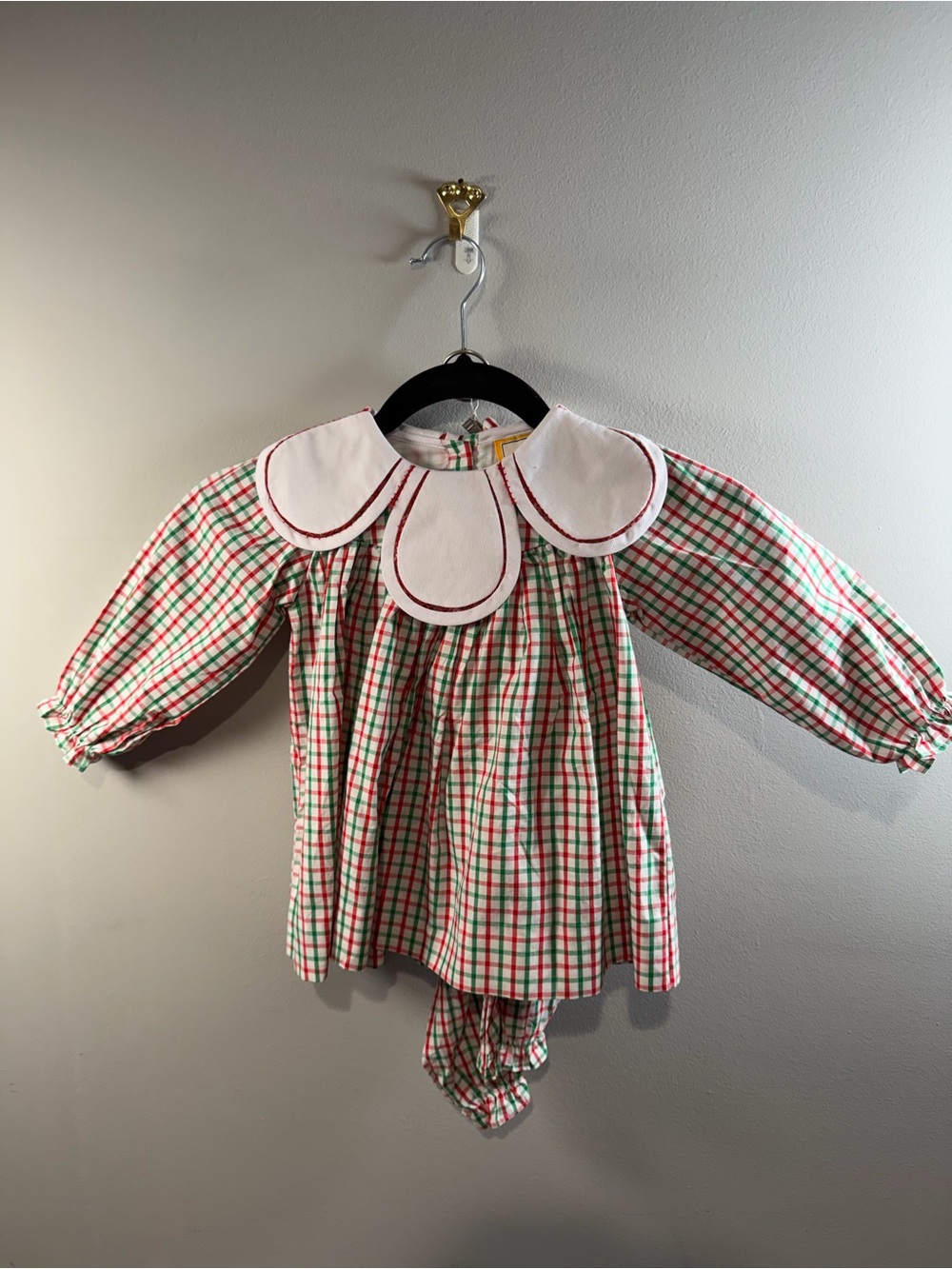 Babeeni red and green gingham long-sleeve holiday
Pant Set Petal Collar 2T NWT